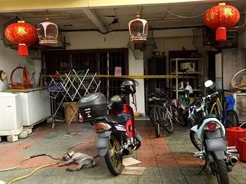 ◤太恐怖◢疑地下錢莊追債,鎖門縱火圖殺華裔一家七口!