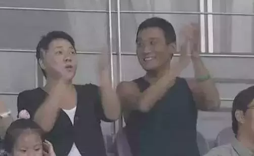 63歲任達華與60歲梁家輝近照對比,網友感慨:兩人妻子差距太大了!