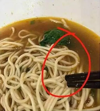 面裡面有頭髮!店家嗆:「告我阿!」...他吃一碗70元牛肉麵「凈賺XXXX元」!超過50倍