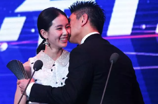鐵漢柔情萬梓良61歲近照 滿頭白髮吻嬌妻!結婚16年情比金堅