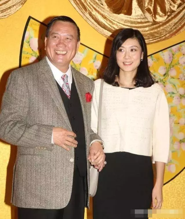 鐵漢柔情萬梓良61歲近照 滿頭白髮吻嬌妻!結婚16年情比金堅