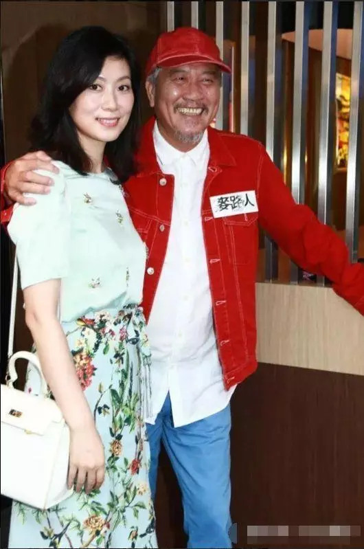 鐵漢柔情萬梓良61歲近照 滿頭白髮吻嬌妻!結婚16年情比金堅