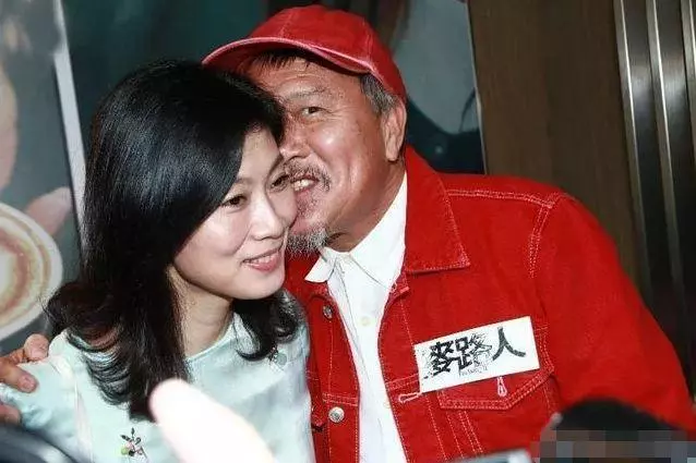 鐵漢柔情萬梓良61歲近照 滿頭白髮吻嬌妻!結婚16年情比金堅