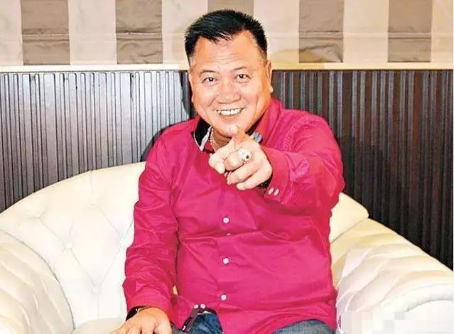 鐵漢柔情萬梓良61歲近照 滿頭白髮吻嬌妻!結婚16年情比金堅