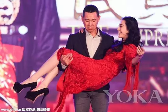終於看到范冰冰70kg的大腿粗成這樣,難怪演古裝據還穿高跟鞋,這張照片一定要好好收藏起來!