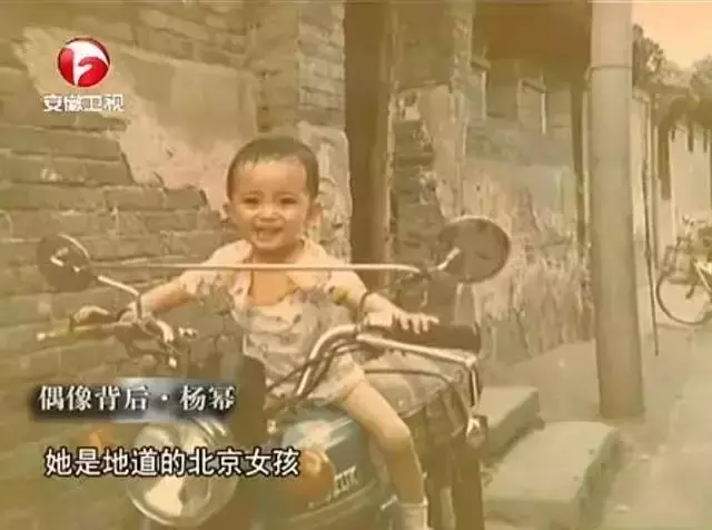 成龍你桌子底下的手在幹嘛?她是怒懟成龍的人,成龍卻很尊敬她!