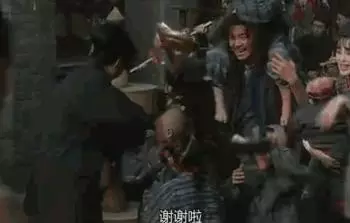 成龍你桌子底下的手在幹嘛?她是怒懟成龍的人,成龍卻很尊敬她!