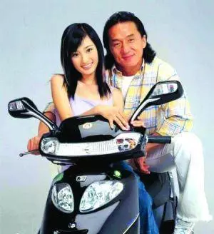 成龍你桌子底下的手在幹嘛?她是怒懟成龍的人,成龍卻很尊敬她!