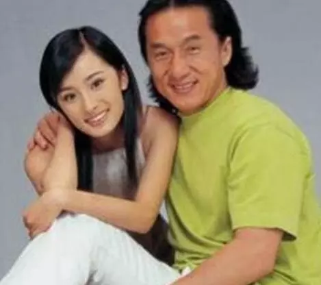 成龍你桌子底下的手在幹嘛?她是怒懟成龍的人,成龍卻很尊敬她!