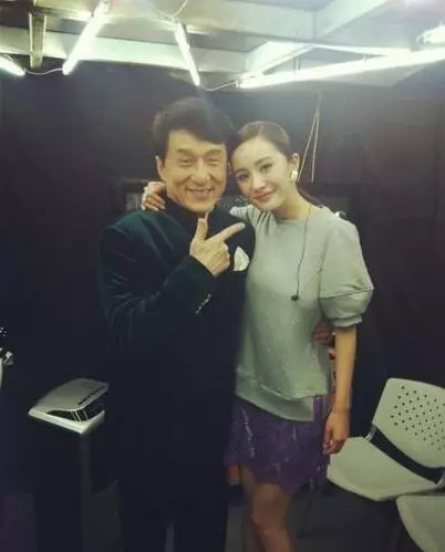 成龍你桌子底下的手在幹嘛?她是怒懟成龍的人,成龍卻很尊敬她!