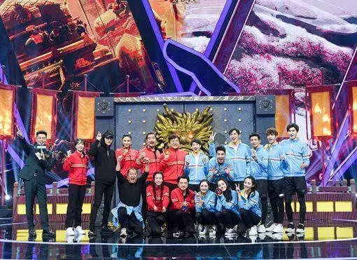 成龍你桌子底下的手在幹嘛?她是怒懟成龍的人,成龍卻很尊敬她!