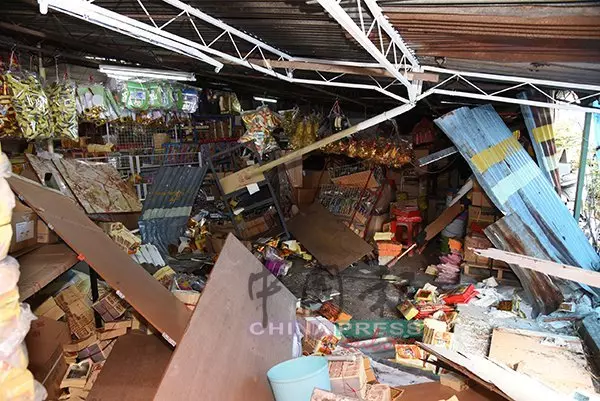 轎車失控撞入神料店,店主損失逾萬,店內一片凌亂!