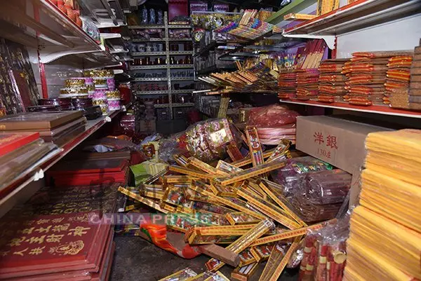 轎車失控撞入神料店,店主損失逾萬,店內一片凌亂!