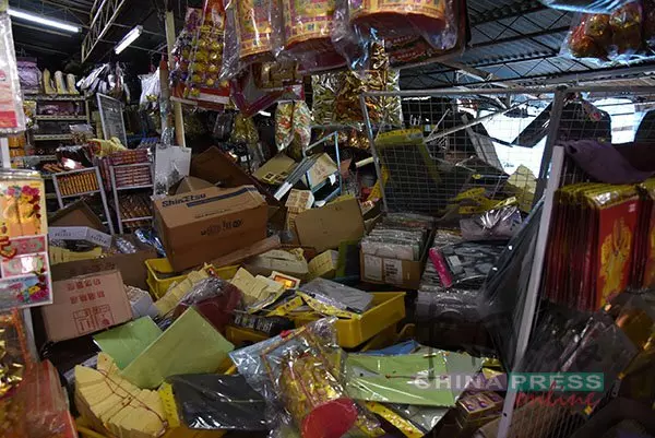 轎車失控撞入神料店,店主損失逾萬,店內一片凌亂!