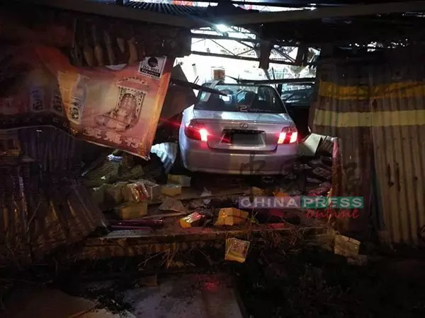 轎車失控撞入神料店,店主損失逾萬,店內一片凌亂!