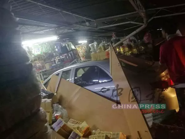 轎車失控撞入神料店,店主損失逾萬,店內一片凌亂!