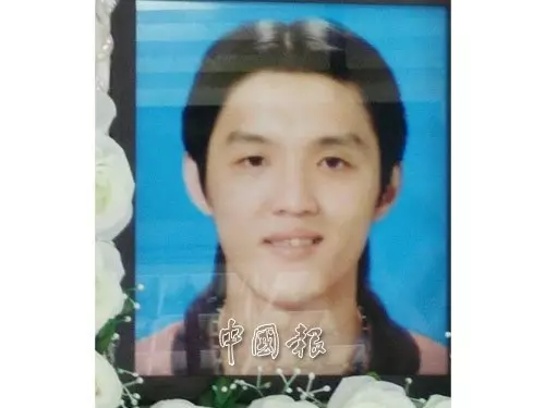 他被誤以為是警員,結果激怒毒販而毆打致命。《阿彌陀佛》