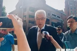 建築工地危機重重,工友疑不懂裝懂,起重機失衡翻覆!