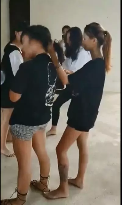 女生上演霸凌輪番狠踹小女生