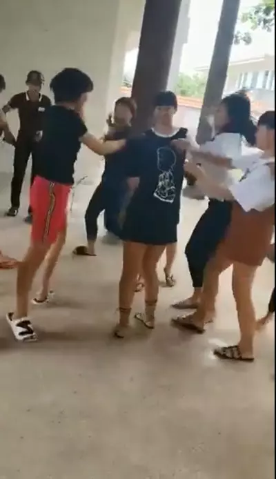 女生上演霸凌輪番狠踹小女生