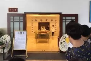 女生上演霸凌輪番狠踹小女生