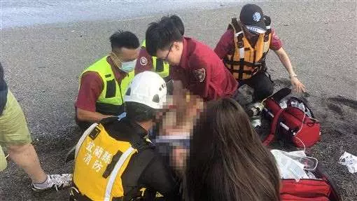 宜蘭南澳海灘勇男救女童慘遭滅頂 女友崩潰大哭