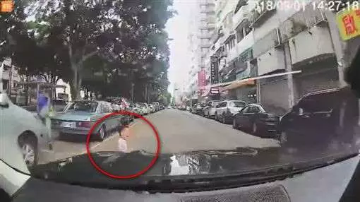 台中市太原路男童衝出馬路遭撞飛 家屬目堵驚哭