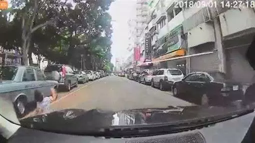 台中市太原路男童衝出馬路遭撞飛 家屬目堵驚哭
