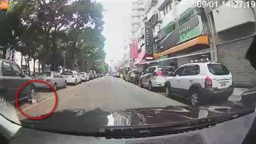 台中市太原路男童衝出馬路遭撞飛 家屬目堵驚哭