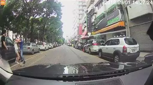 台中市太原路男童衝出馬路遭撞飛 家屬目堵驚哭