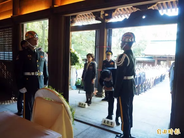 敬鵬殉職5勇消入忠烈祠 家屬哭紅眼