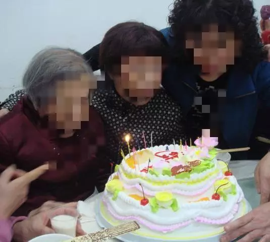 姑媽將我養大,她生日時姑父拍桌子說話,我藏起紅包