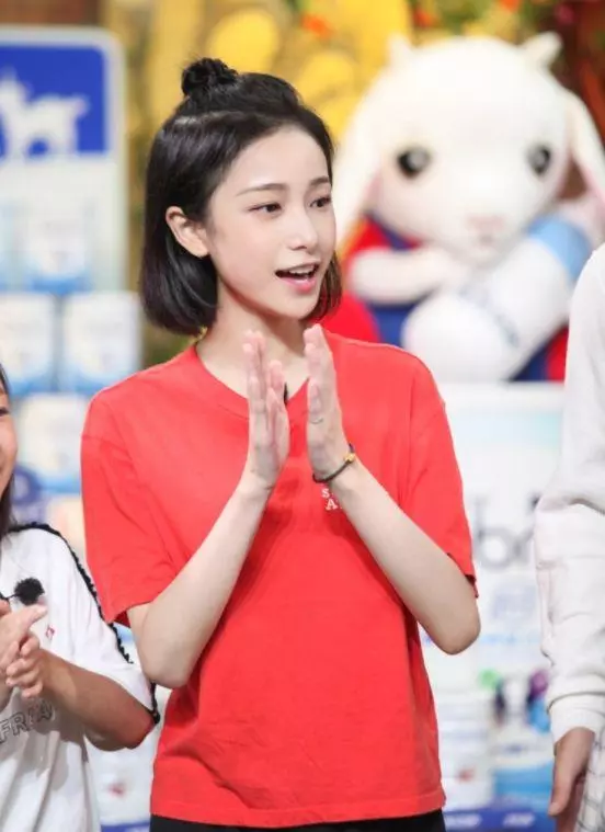「明玉」姜梓新亮相機場,一雙竹竿腿瘦成紙片人!比吳謹言還嬌小