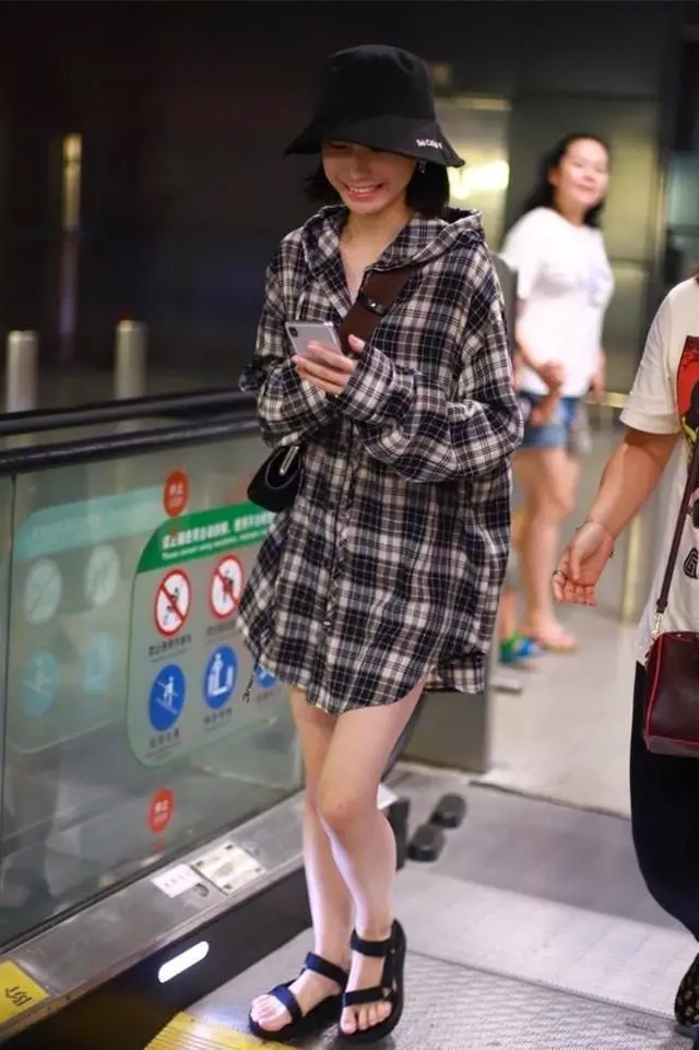 「明玉」姜梓新亮相機場,一雙竹竿腿瘦成紙片人!比吳謹言還嬌小