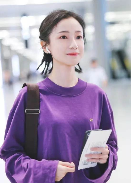 「明玉」姜梓新亮相機場,一雙竹竿腿瘦成紙片人!比吳謹言還嬌小