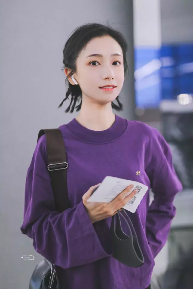 「明玉」姜梓新亮相機場,一雙竹竿腿瘦成紙片人!比吳謹言還嬌小