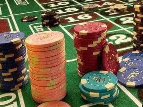 金沙賭場越南女荷官看不起新加坡窮小子,「我薪水比你高得多,而你們,除了投訴,什麼都不會」