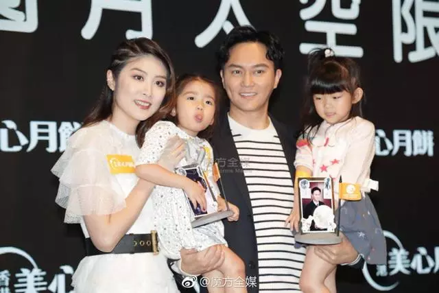 嫁給初戀甜蜜26年,2個兒子開學富商老公接送,不見天后陳慧琳