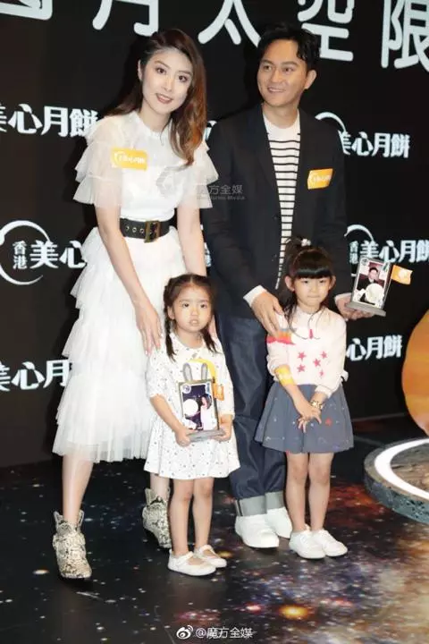 嫁給初戀甜蜜26年,2個兒子開學富商老公接送,不見天后陳慧琳