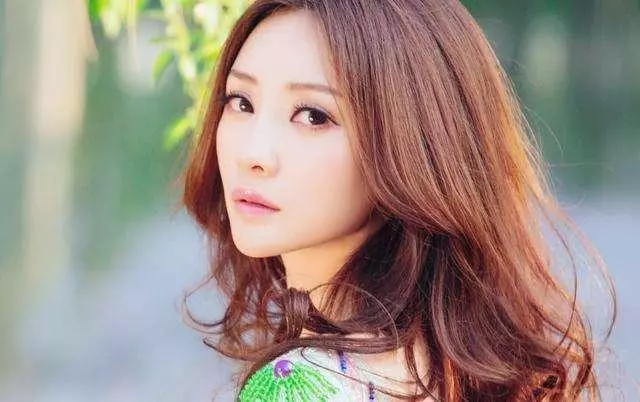 結婚1年後,偶然在機場碰見老婆,結果被她的行為嚇死了!