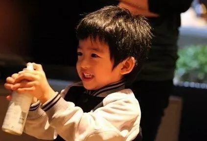 張柏芝兒子裝病讓爸爸回家,撮合爸媽復合,小孩子還是懂事