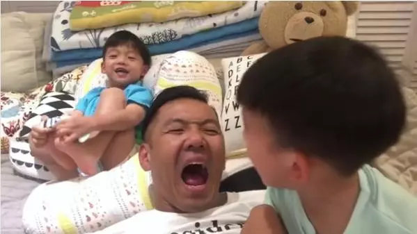 黑人和飛飛翔翔狂喊「Oh my gosh!」連環炮! 很有愛但麻麻要瘋掉了! 網友笑噴:「范范有三個兒子!」