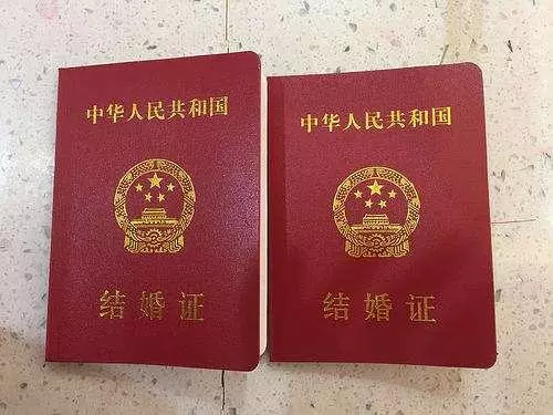 前夫帶孩子來復婚,孩子哭著要媽媽,看看前夫的衣袖,我狠心拒絕