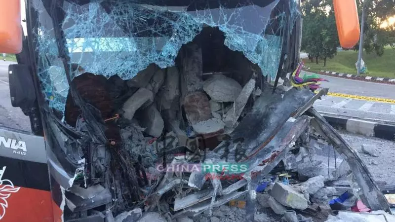 【怡保】載有40人的雙層長巴撞大道分界堤,男司機及1名女乘客當場慘死,另38人受輕重傷!