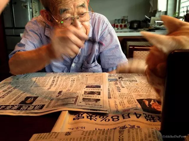 他給生病後脾氣暴躁的爺爺帶來一隻貓,結果爺爺性格大變讓人暖哭