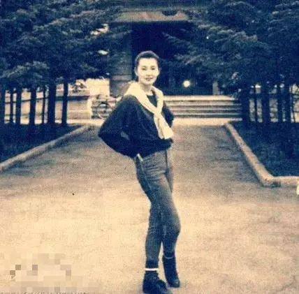 54歲張曼玉瘦成紙片人,肋骨突出青筋暴起,網友:長點肉吧!