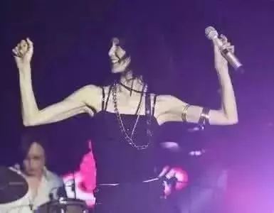 54歲張曼玉瘦成紙片人,肋骨突出青筋暴起,網友:長點肉吧!
