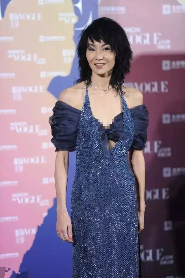 54歲張曼玉瘦成紙片人,肋骨突出青筋暴起,網友:長點肉吧!