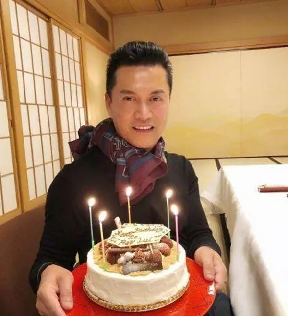 爸爸是帥氣男神,媽媽是億萬富翁,如今他17歲,長相實在不敢恭維!
