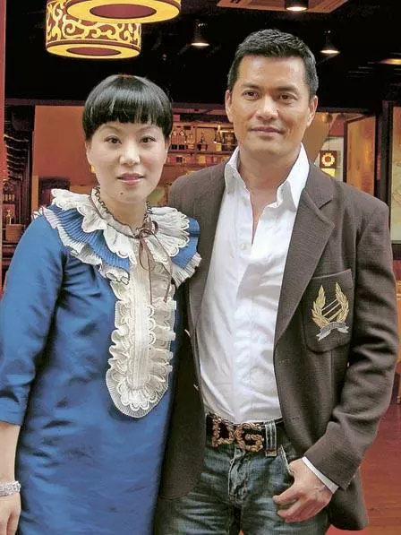 爸爸是帥氣男神,媽媽是億萬富翁,如今他17歲,長相實在不敢恭維!